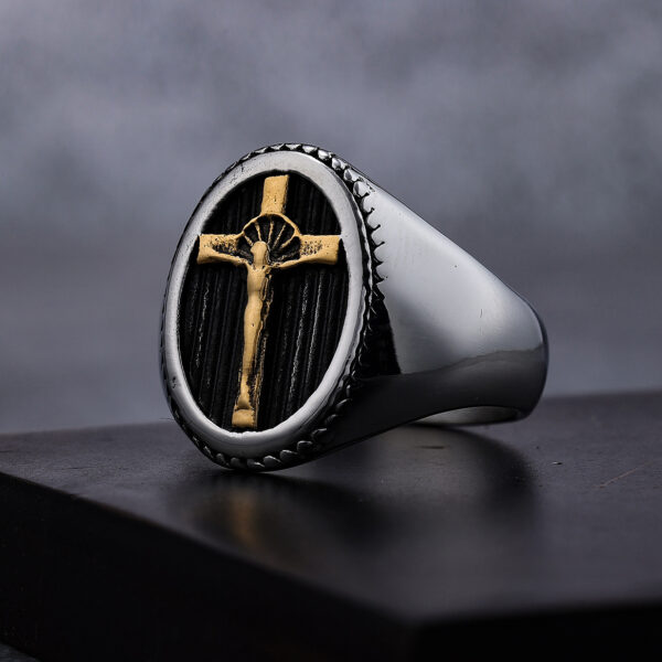 A simple and retro titanium steel men's ring in a cross shape